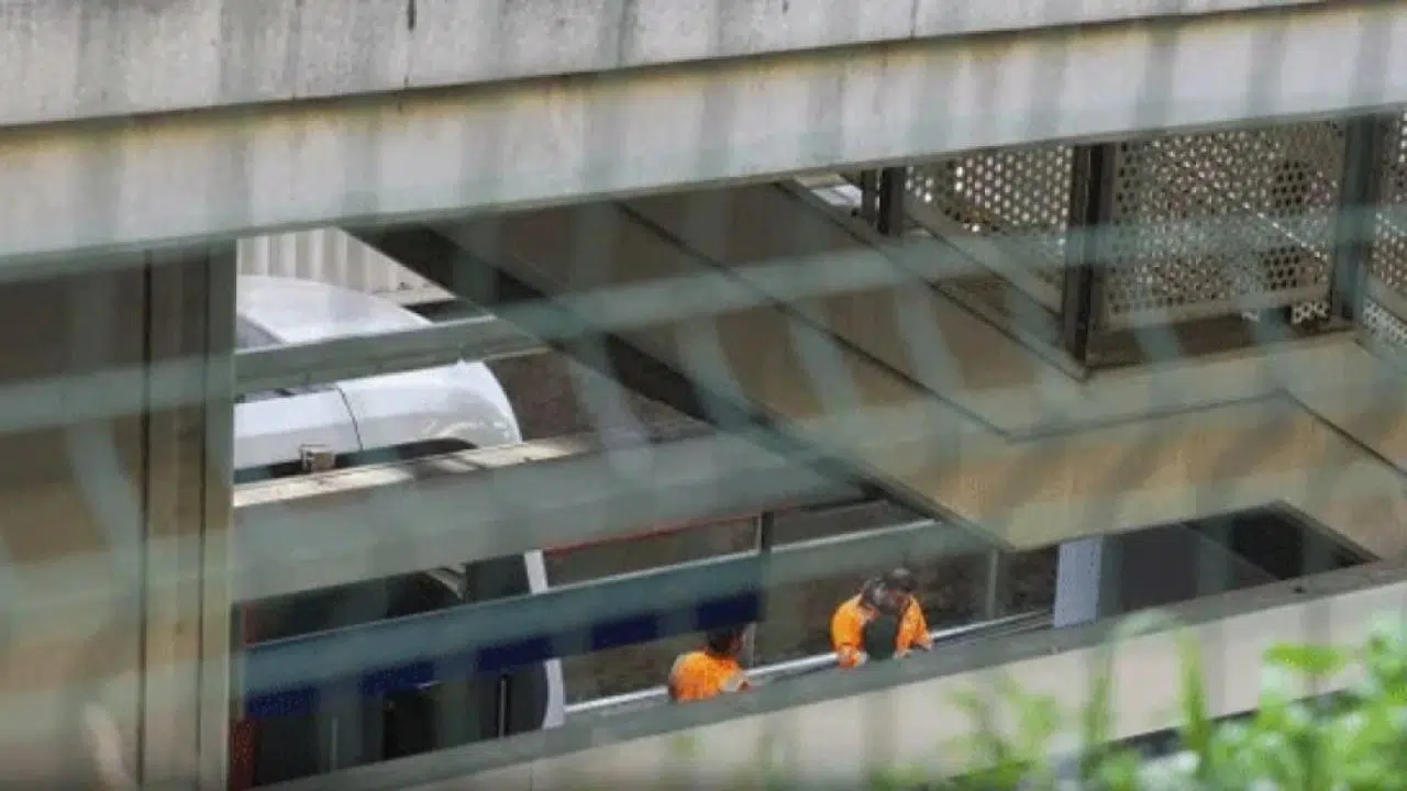 İzmir'de metro raydan çıktı