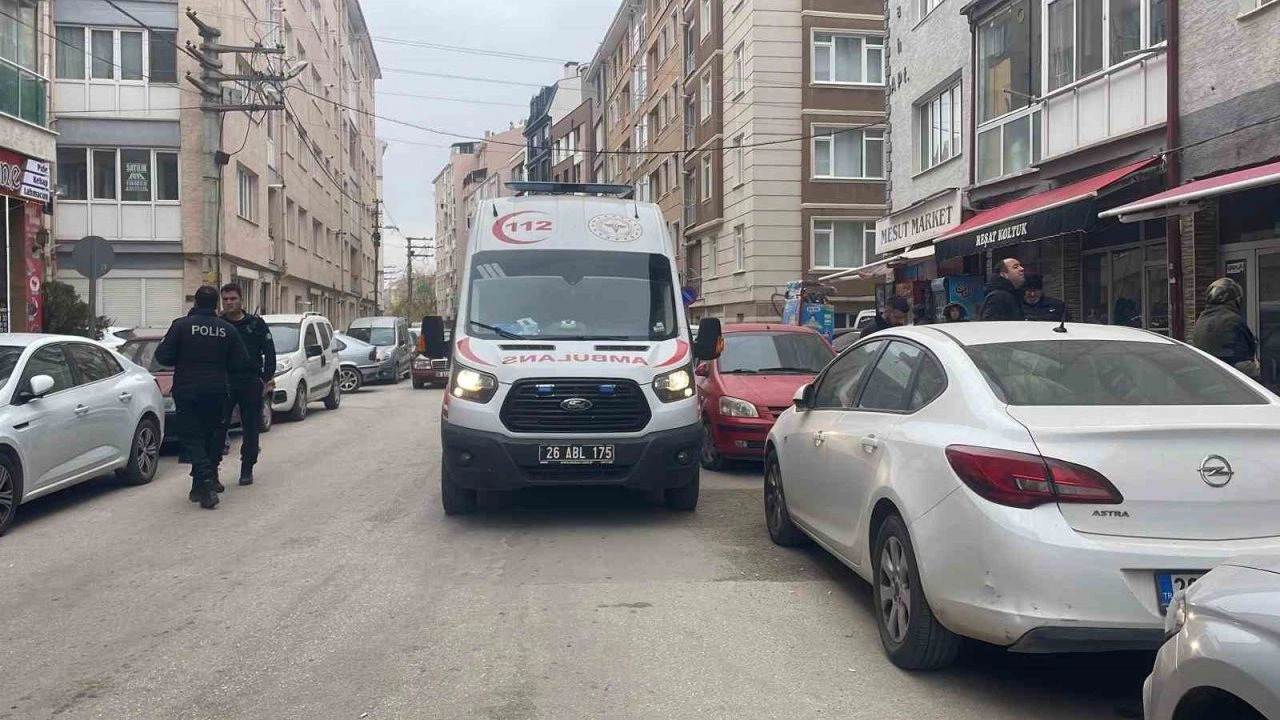 Kollarından ve kafasından yaralanan genç hastaneye kaldırıldı, fail aranıyor