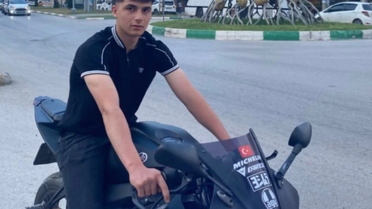 Mezarlıkta otomobilde 2 genç ölü bulundu, otomobilde isimleri yazılı şef bıçağı bulundu
