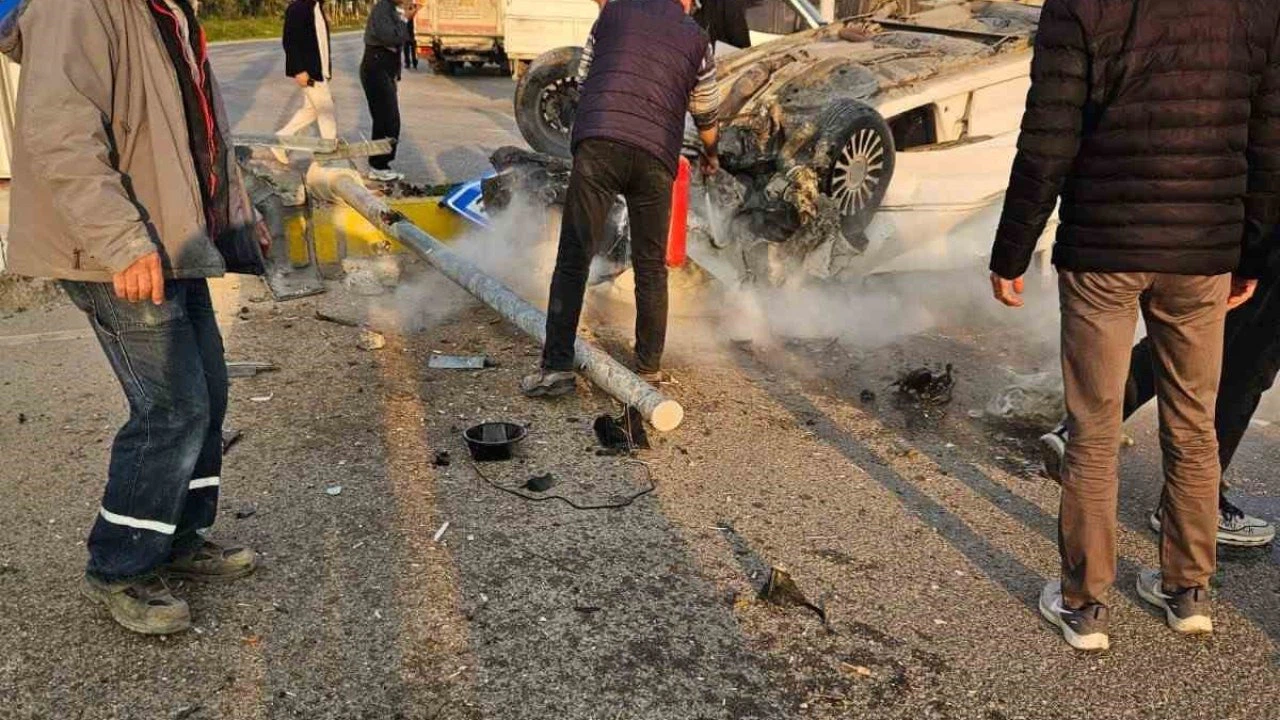Takla atarak hurdaya dönen araçta gelin ve kaynana yaralandı