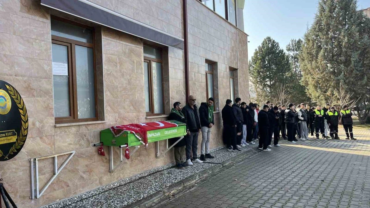 Askere gidecekti, tabutuna "O şimdi asker" yazılı tülbent serildi