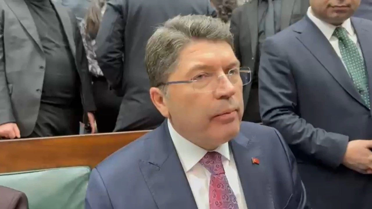 Bakan Tunç: "Bayrak indirme olayıyla ilgili 14 kişi gözaltına alındı, gözaltı süreçleri devam ediyor"