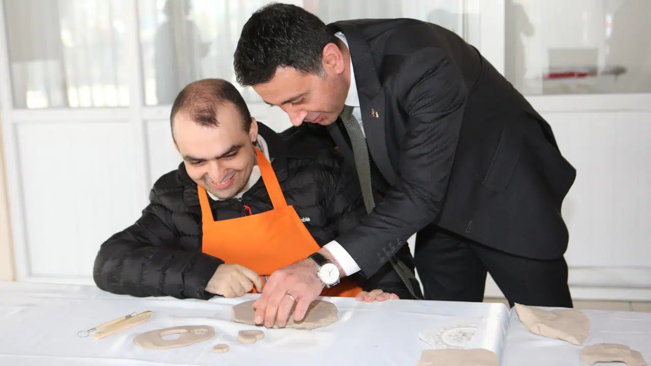 Bayraklı Belediyesi'nden özel gereksinimli bireyler için sanat ve üretim odaklı kurslar