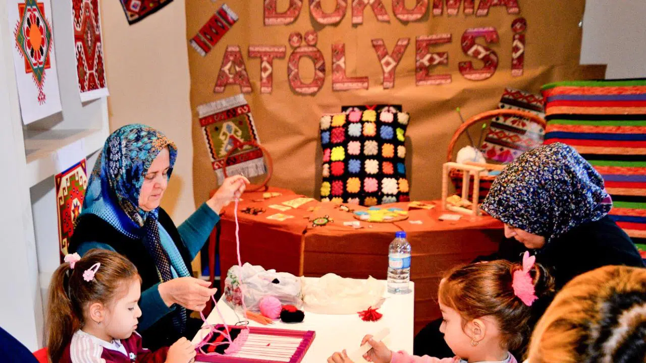 Bornova’da minik eller tezgâh başında