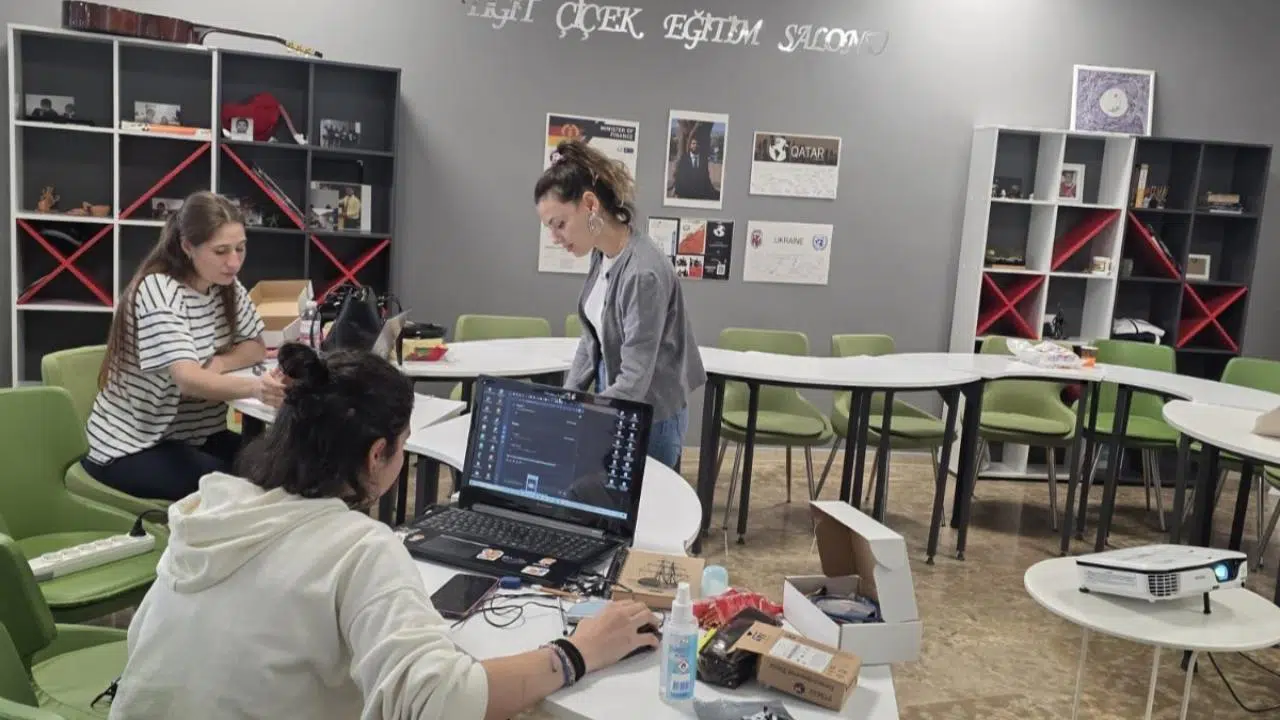 Gençler için ücretsiz Arduino atölyesi