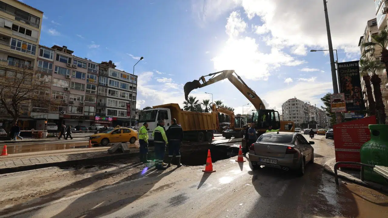 İnönü Caddesi'ndeki ana boru arızasına İZSU'dan hızlı müdahale