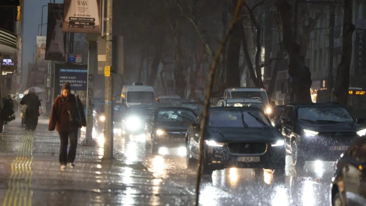 İzmir Büyükşehir Belediyesi ekipleri sağanak yağış ve fırtına nedeniyle seferber oldu