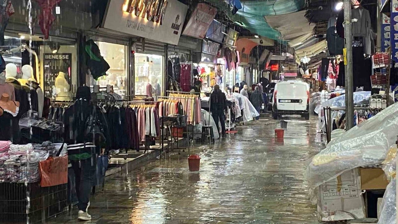 İzmir tarihi Kemeraltı Çarşısı sular altında