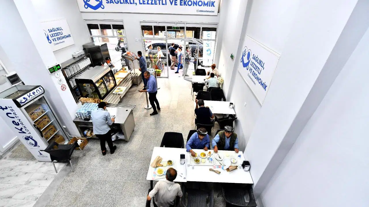İzmir’de bir tabak yemekle hayatlar ısınıyor