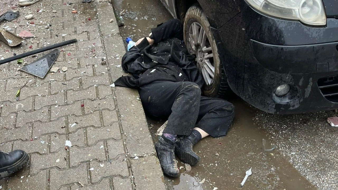İzmir’de otomobil apartmanın bahçesine uçtu: 1’i ağır 6 yaralı