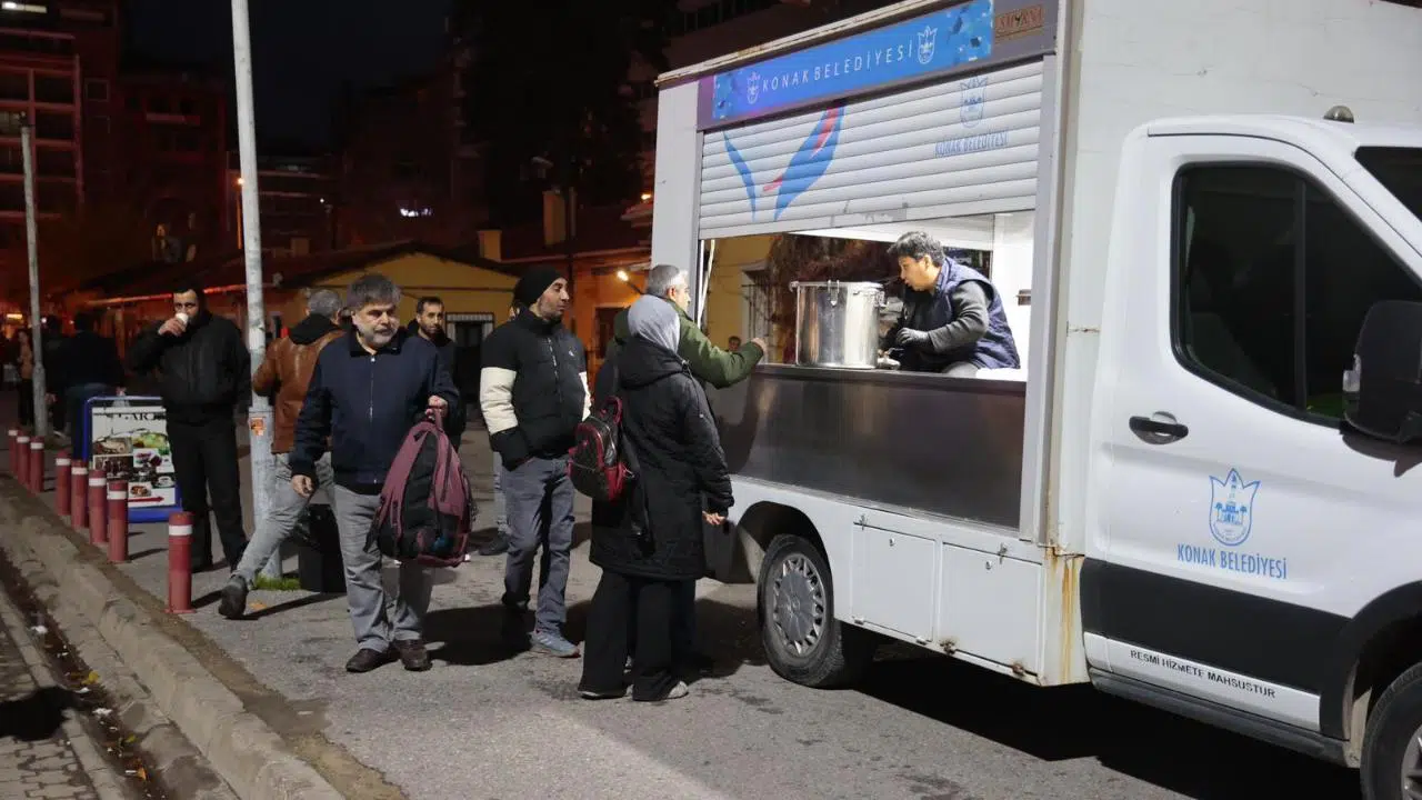 Soğuk kış sabahlarında çorba ikramı yapılıyor
