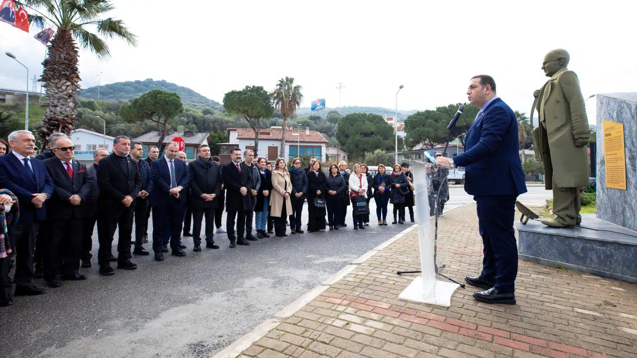 Uğur Mumcu, Narlıdere'de karanfillerle anıldı