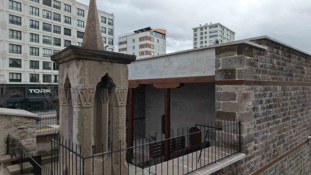 4 asırlık camide ilk teravih heyecanı
