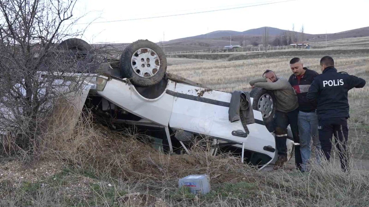 Acı manzarayla karşılaştı, gözyaşlarını tutmadı: Hurdaya dönen otomobildeki 2 yeğeni yaralandı