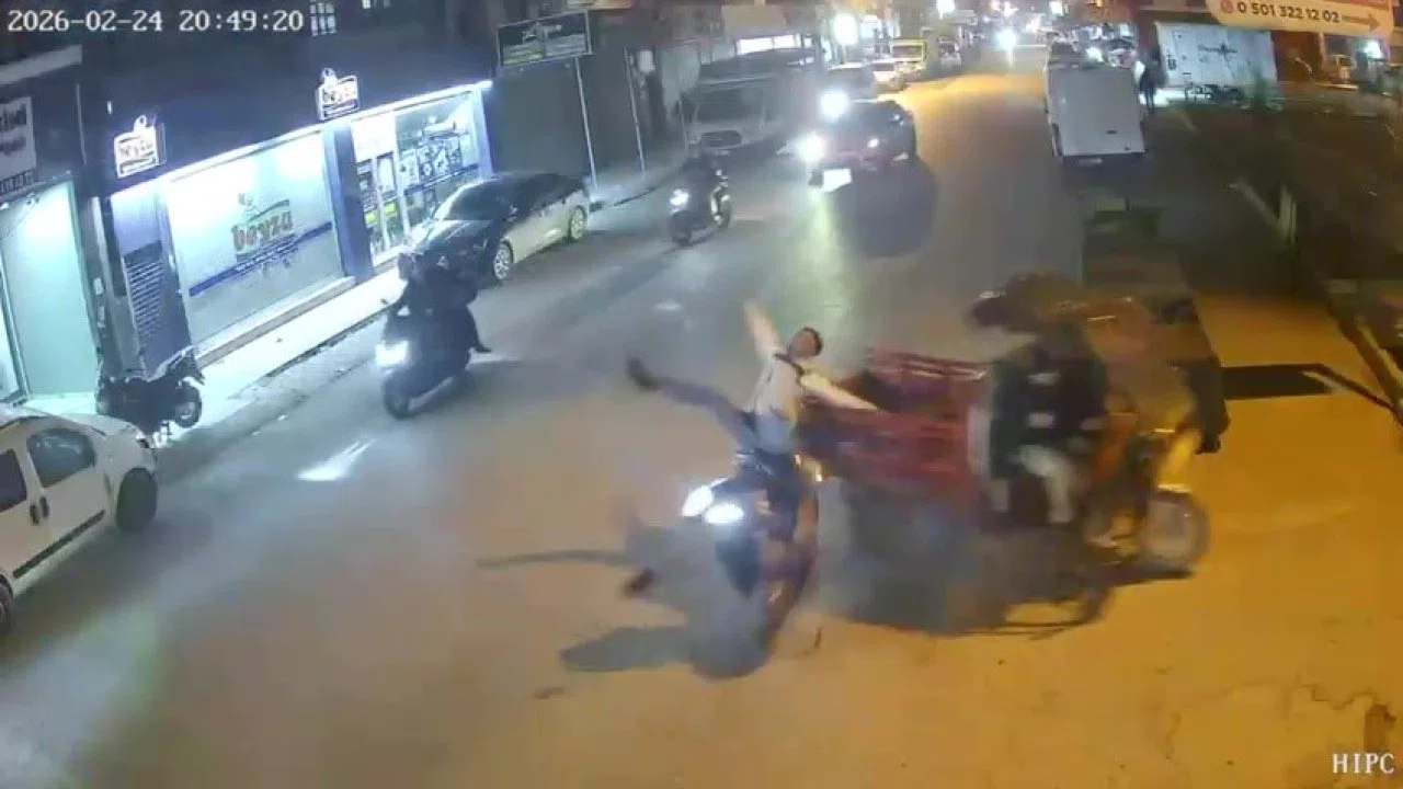 Adana’da 2 motosiklet çarpıştı... Kaza anı kamerada