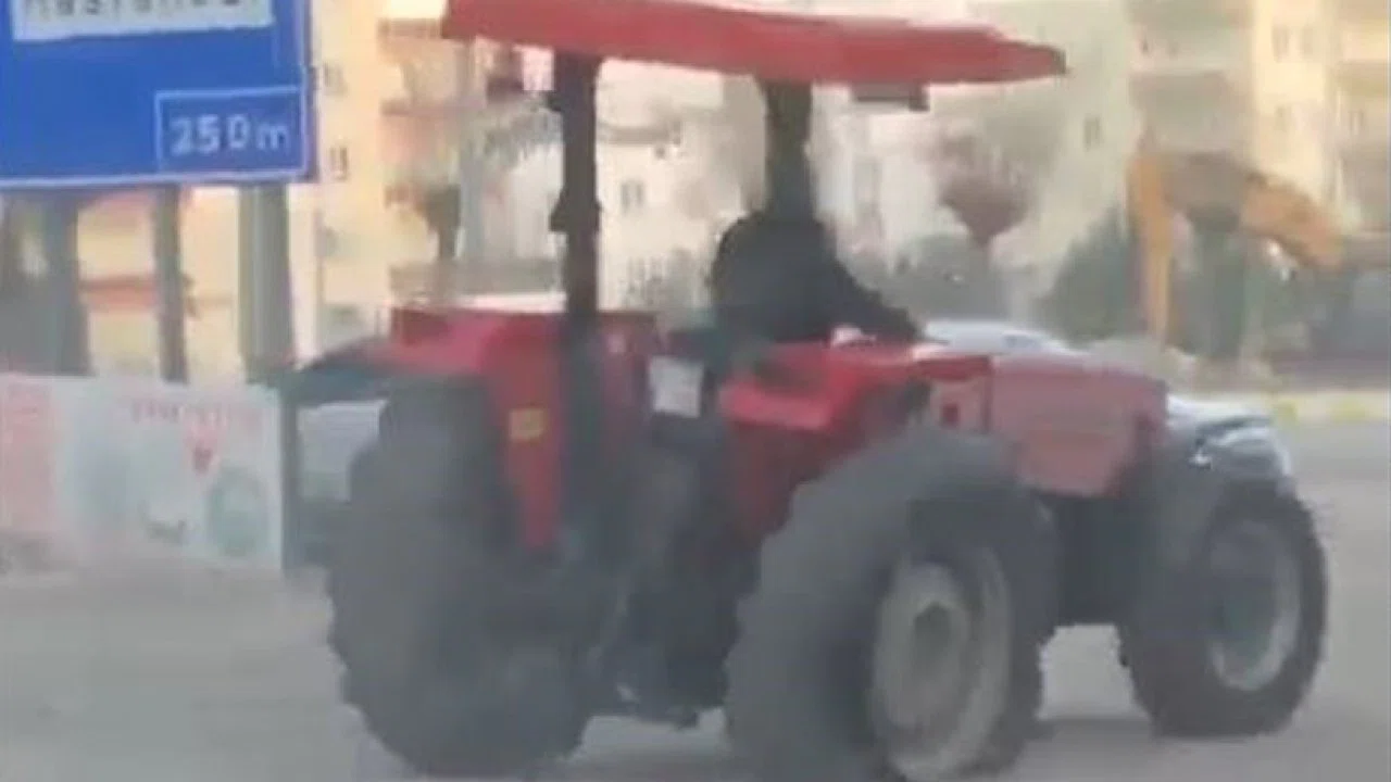 Adıyaman’da şaşkına çeviren görüntü: Traktör 3 tekerle ilerledi