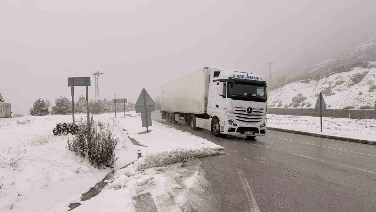 Afyonkarahisar’ın yüksek kesimlerinde kar yağışı etkili oldu