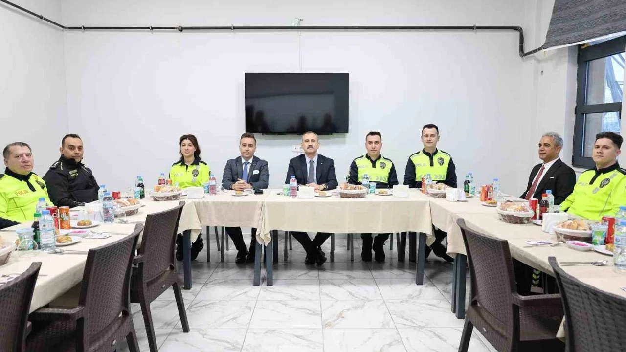Ağrı’da Vali Bozkurt, trafik polisleriyle iftarda bir araya geldi