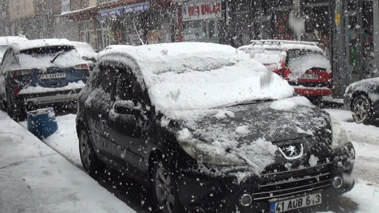 Ahlat’ta kar yağışı