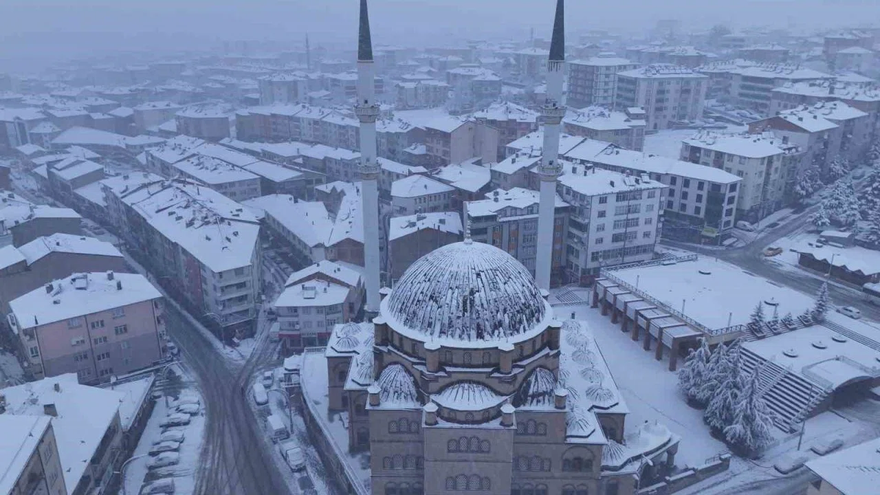 Akdağmadeni Belediyesi ekipleri karla mücadele için sahada
