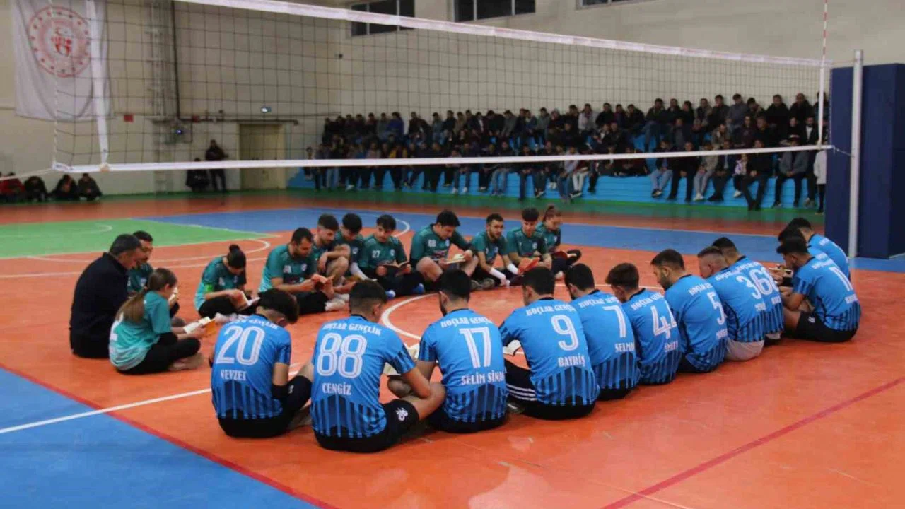 Aksaray’da file önünde maç başlamadan kitaplar açıldı
