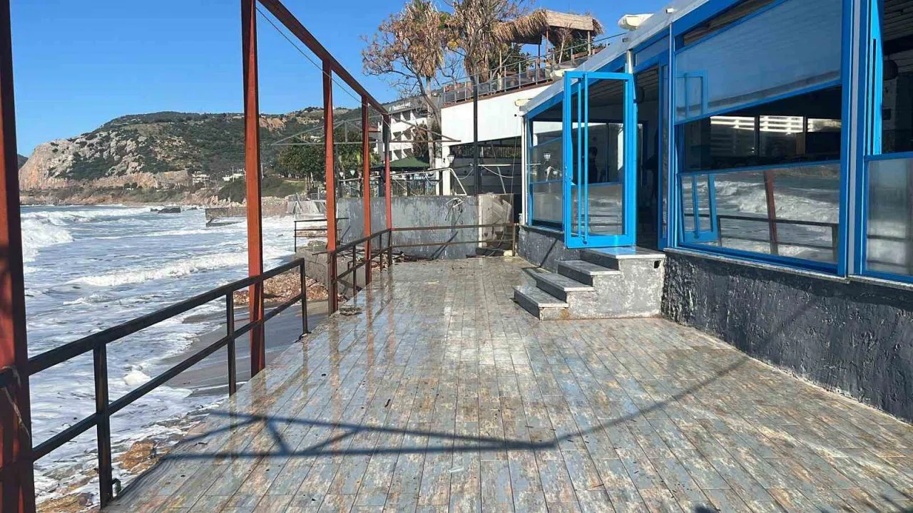 Alanya’da dalgalar balık lokantasını bastı
