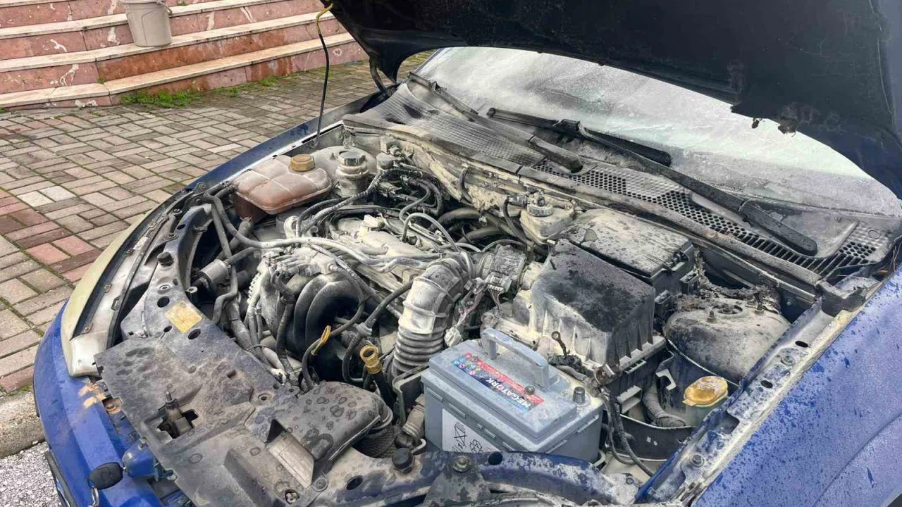 Alanya’da park halindeyken yanan otomobilin motor kısmında zarar oluştu