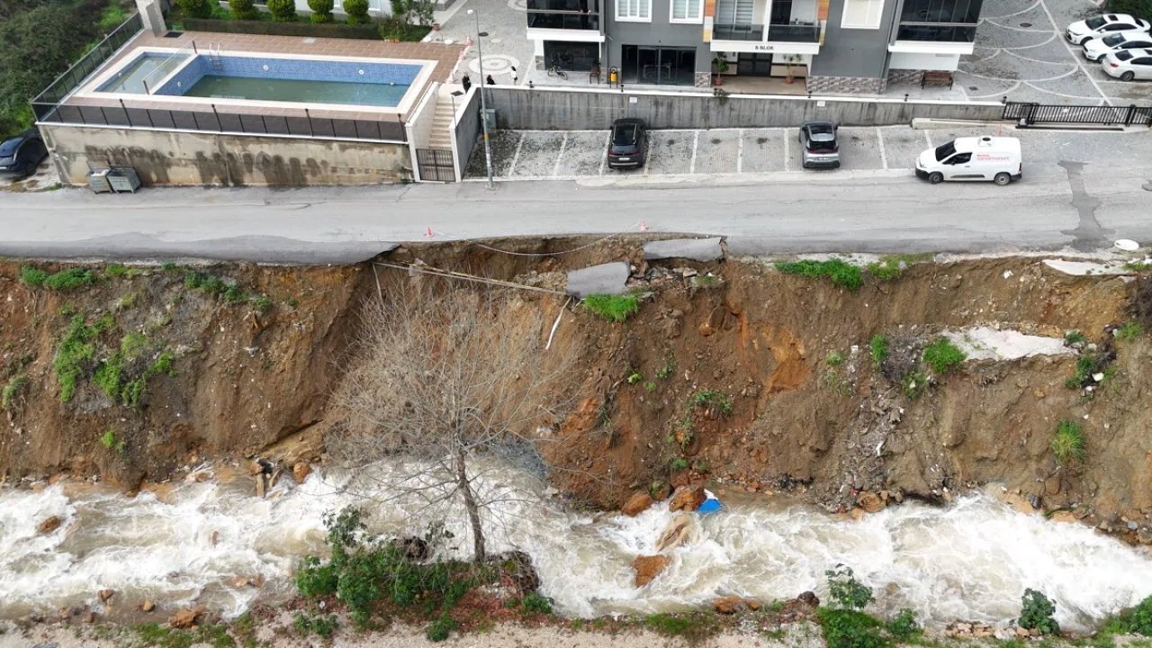 Alanya’da şiddetli yağış sonrası heyelan oluştu, yol çöktü