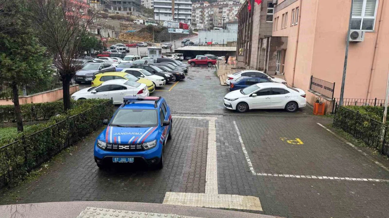 Alaplı’da bir araçta 200 bin adet boş makaron yakalandı