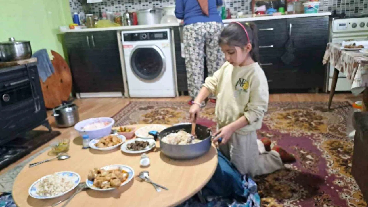 Altıntaş’ta öğrenciler evlerinde aileleriyle birlikte iftar sofrası kurdu