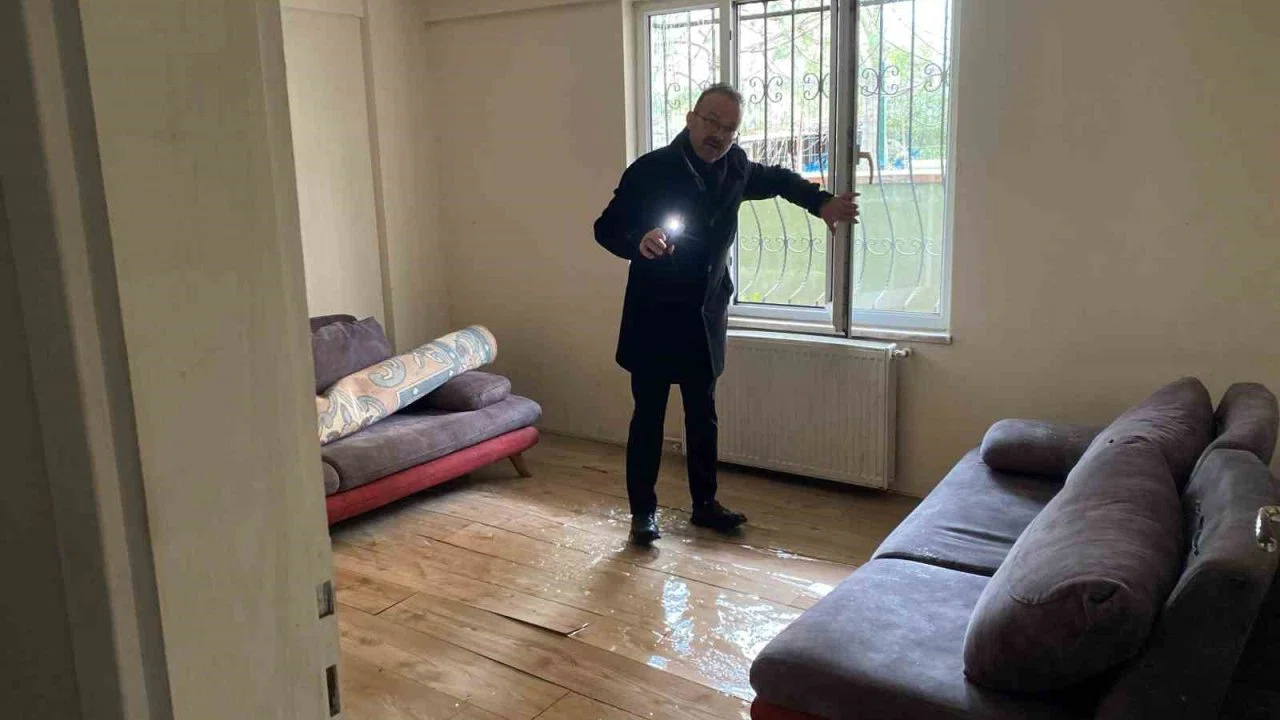 Altyapı çalışması sonrası apartmanı su bastı