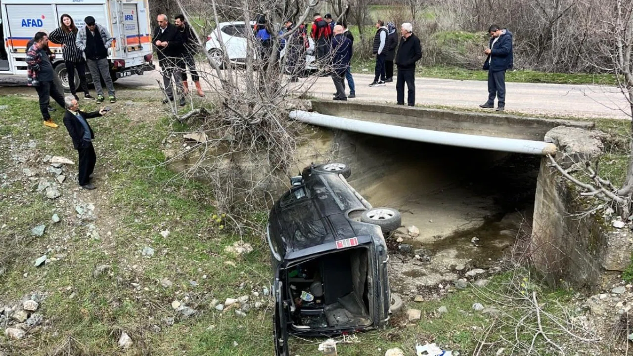 Amasya’da kamyonet menfeze devrildi: 3 yaralı