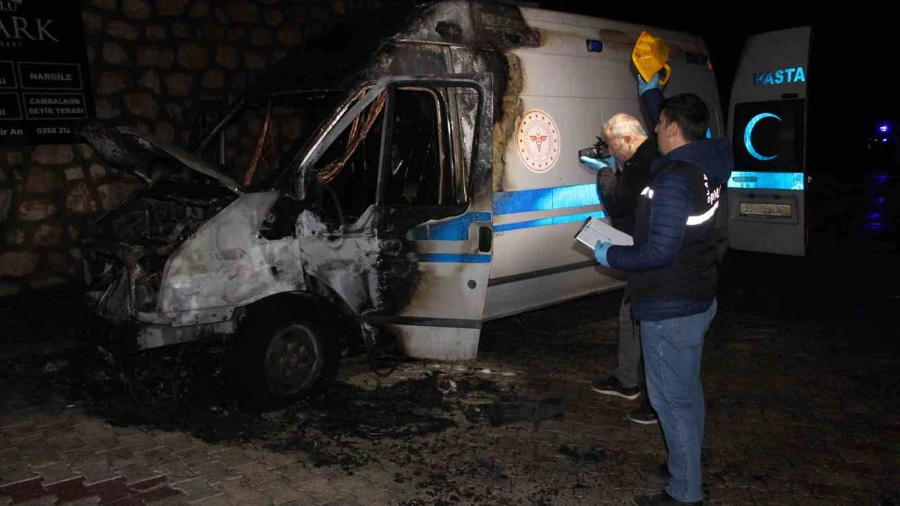 Ambulans alev aldı: Kahraman şoför, hasta ve yakınlarını kurtardı, oksijen tüplerinin patlamasını önledi
