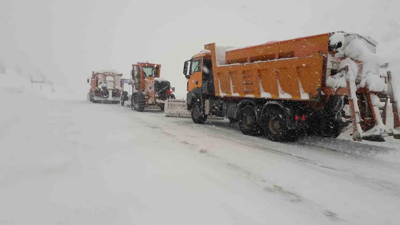 Antalya’da bin 825 rakımlı Alacabel’de kar yağışı