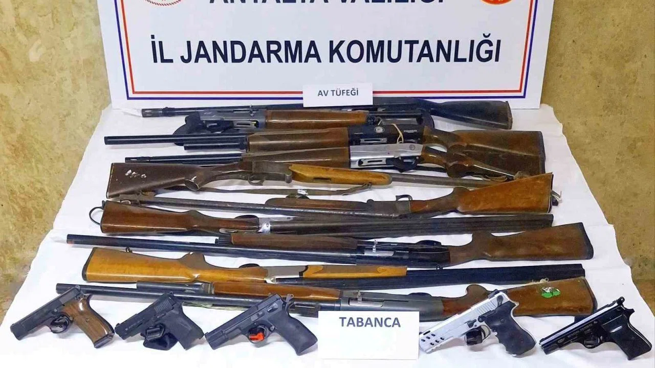 Antalya’da ruhsatsız silah operasyonu: 15 silah ele geçirildi