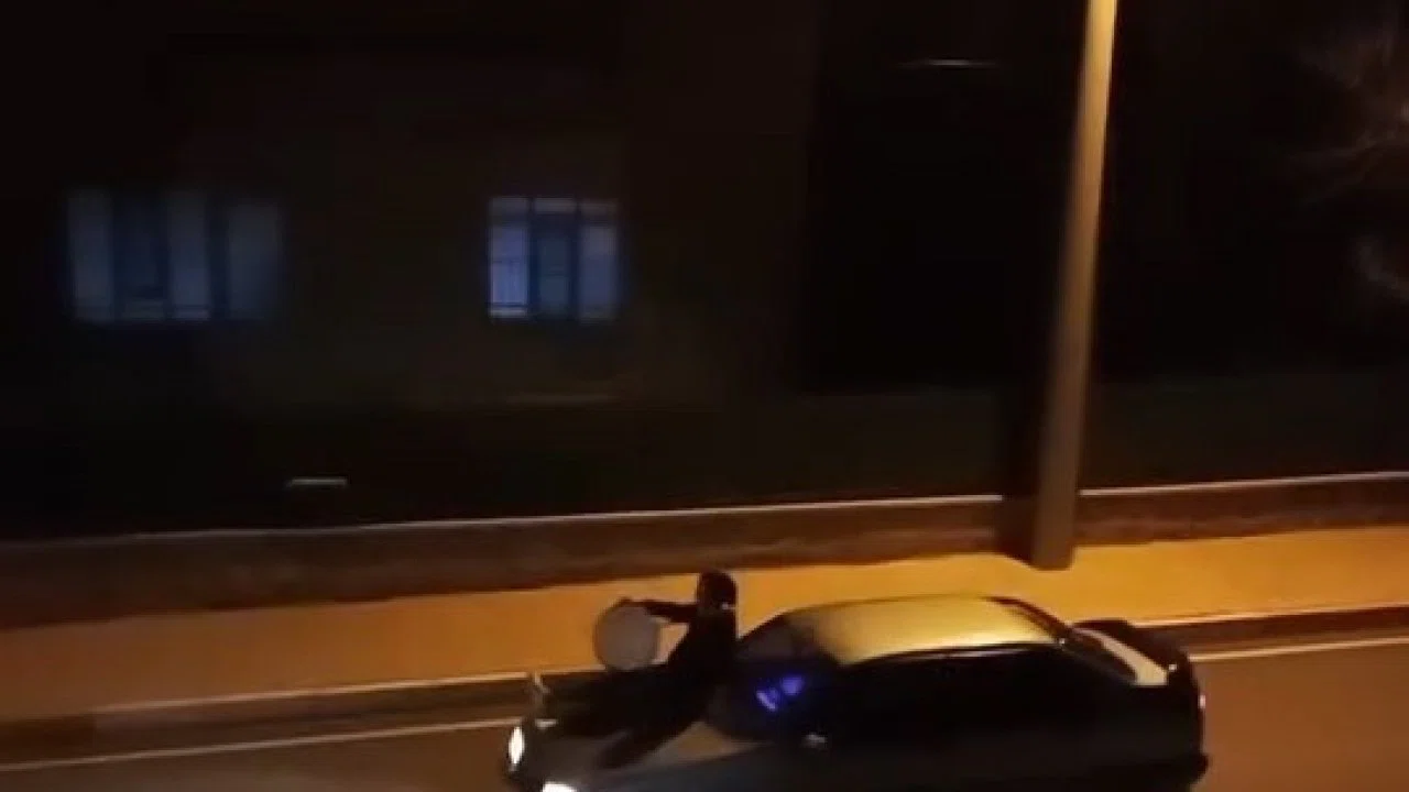 Aracın üzerine çıkan davulcu mahalleliyi sahura böyle uyandırdı