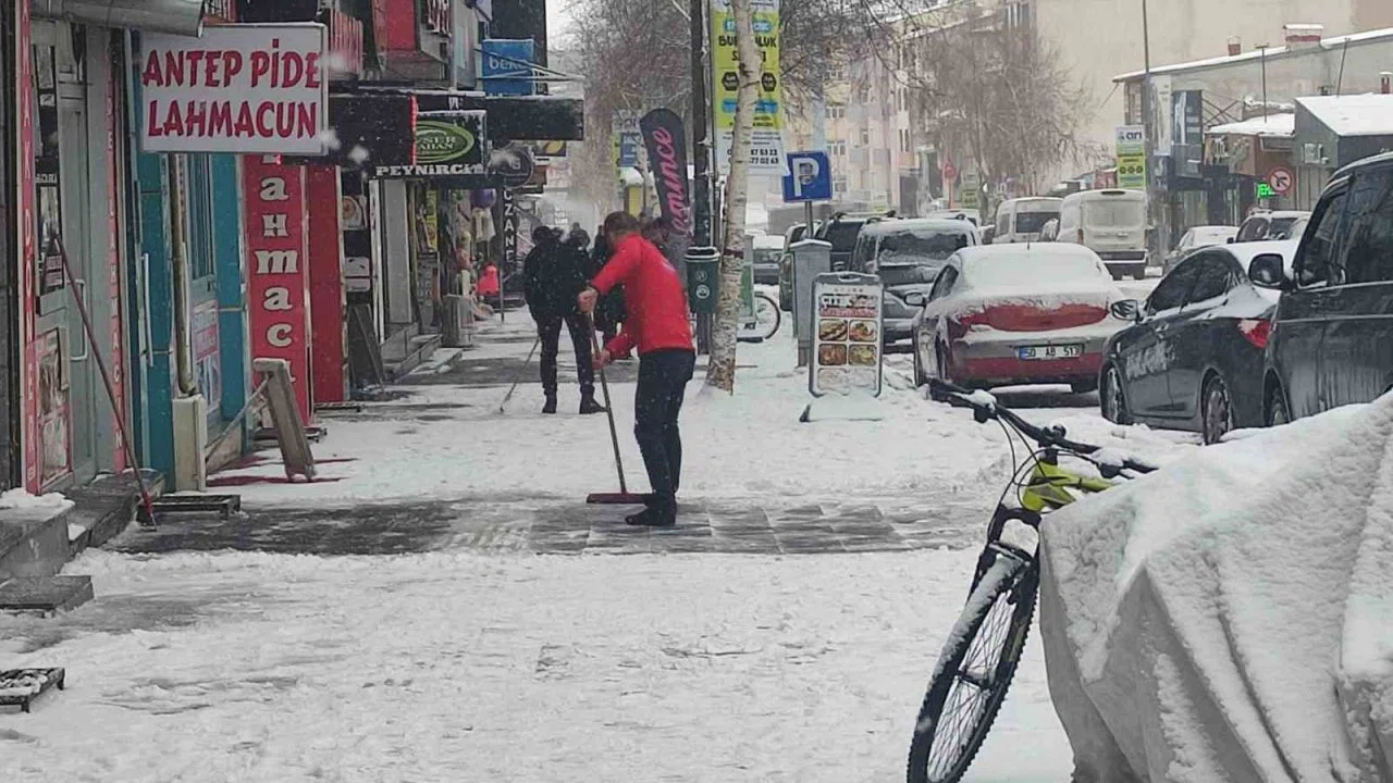 Ardahan yeniden beyaza büründü