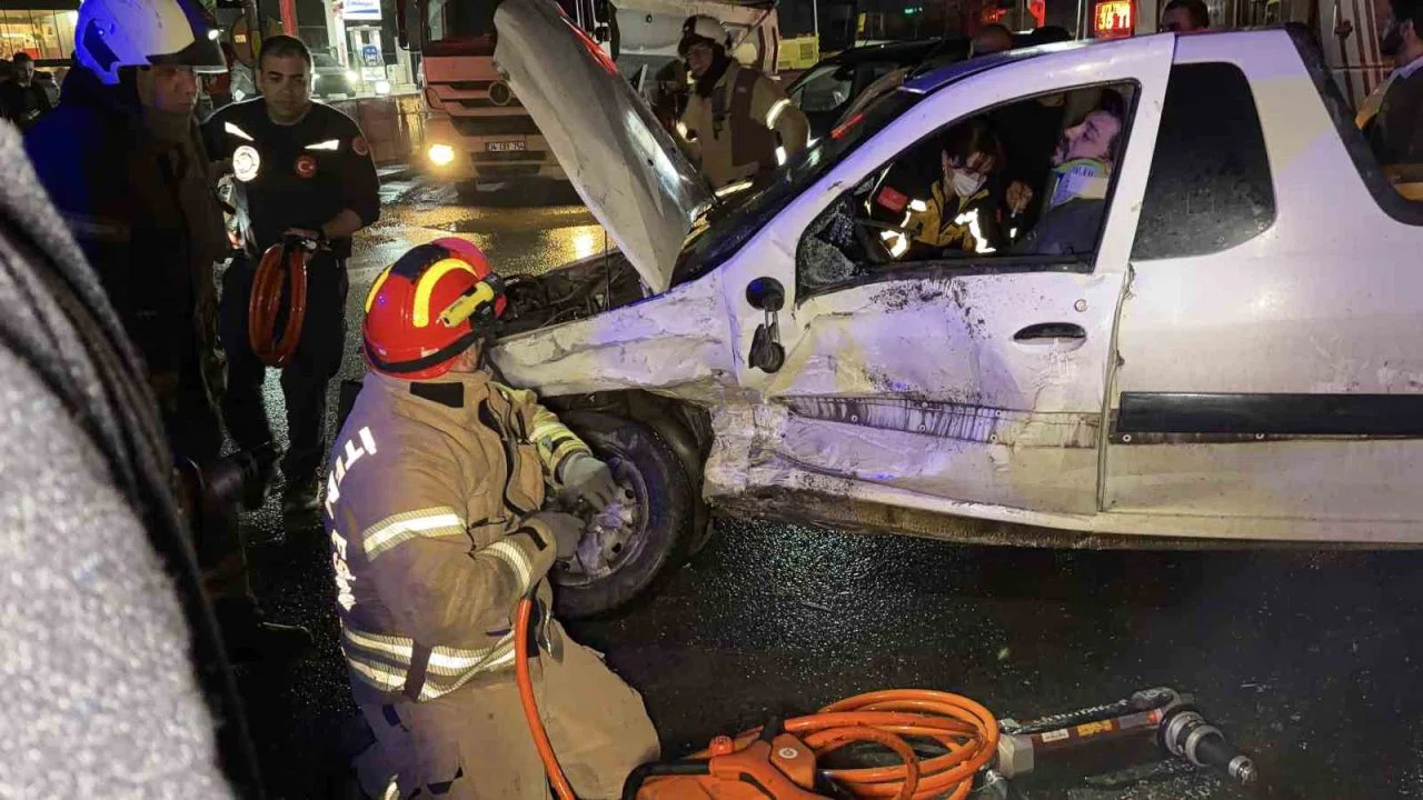 Arnavutköy’de iki araç çarpıştı: Sürücü araçta sıkıştı