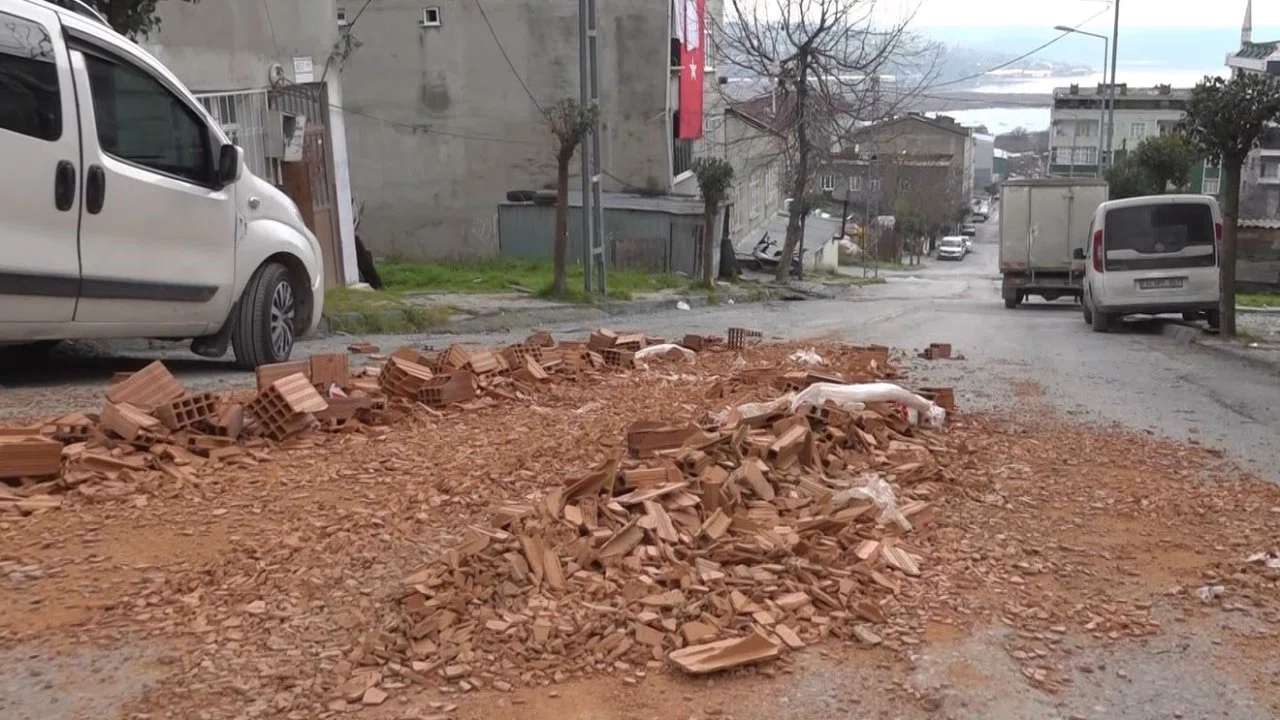 Aşırı yüklü kamyon kayarak iki aracı biçti; o anlar kamerada