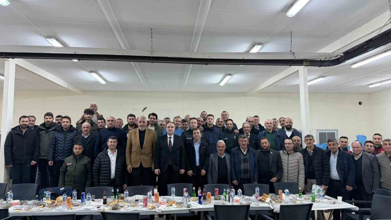 Aslanapa Kaymakamı İsmail Tosun, muhtarlarla iftarda bir araya geldi