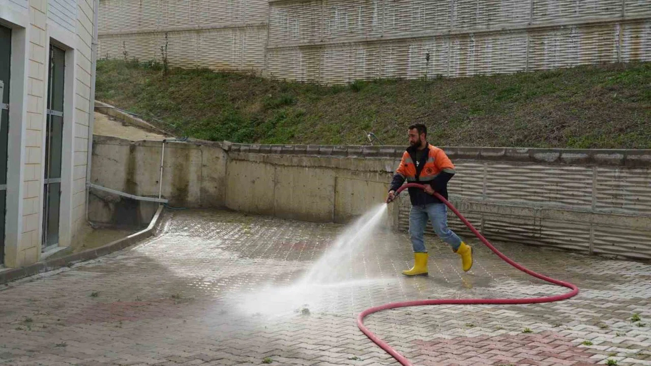 Atakum Belediyesi ekiplerinden camilerde Ramazan temizliği