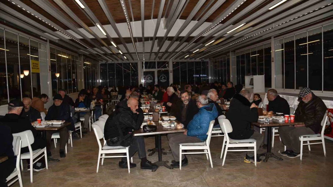 Atakum Belediyesi Şehit Ömer Halisdemir Parkı’nda ücretsiz iftar hizmeti