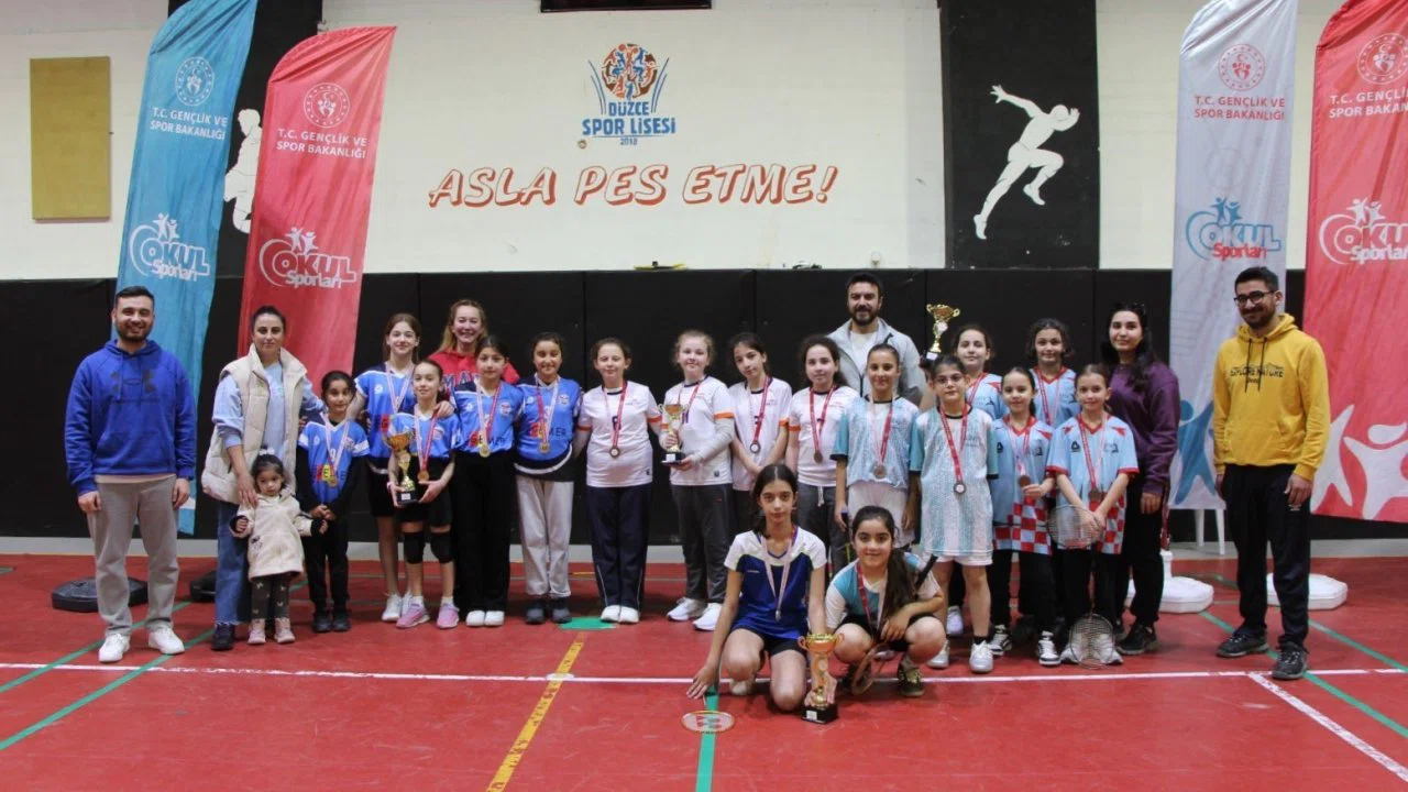 Badmintonda şampiyonlara ödülleri verildi