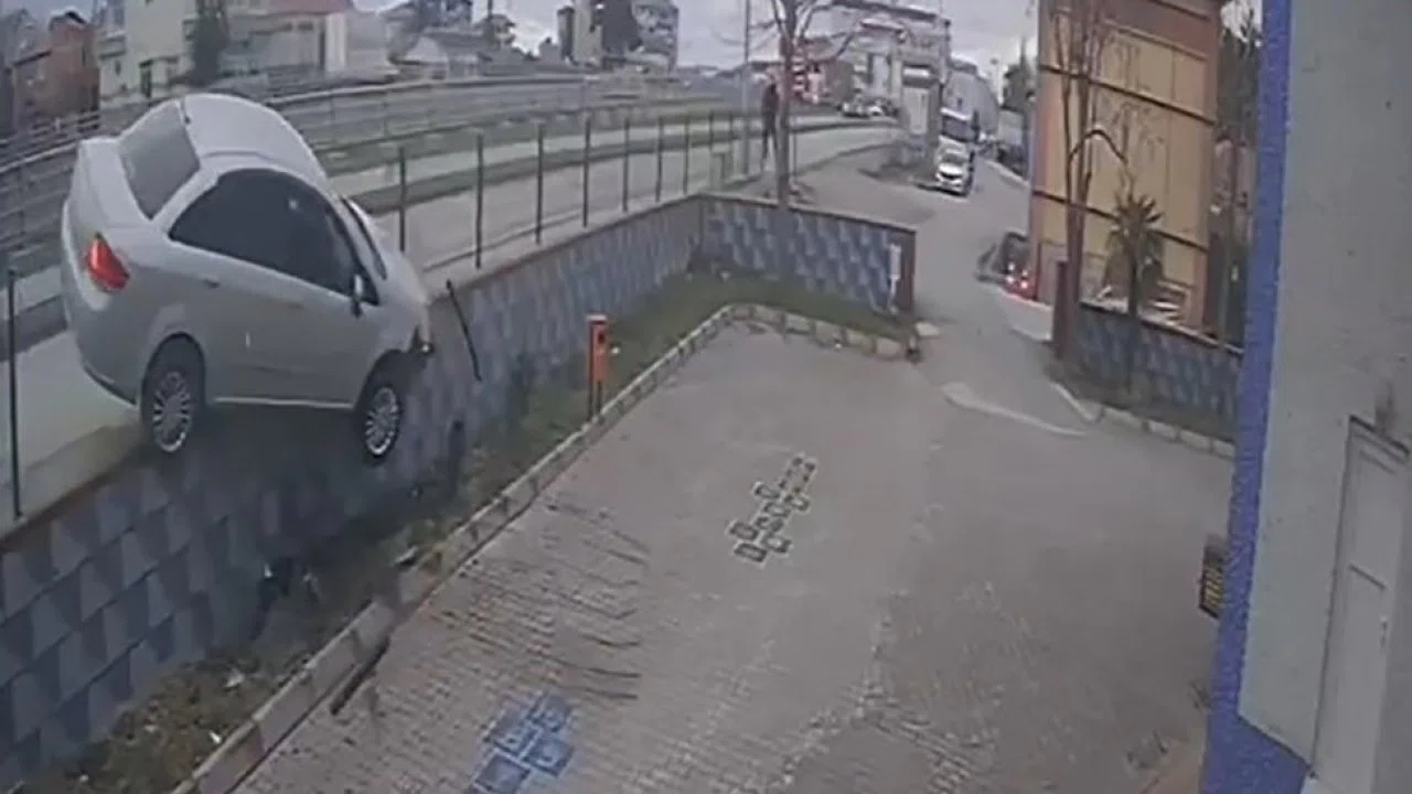 Bafra’da otomobil cami bahçesine uçtu
