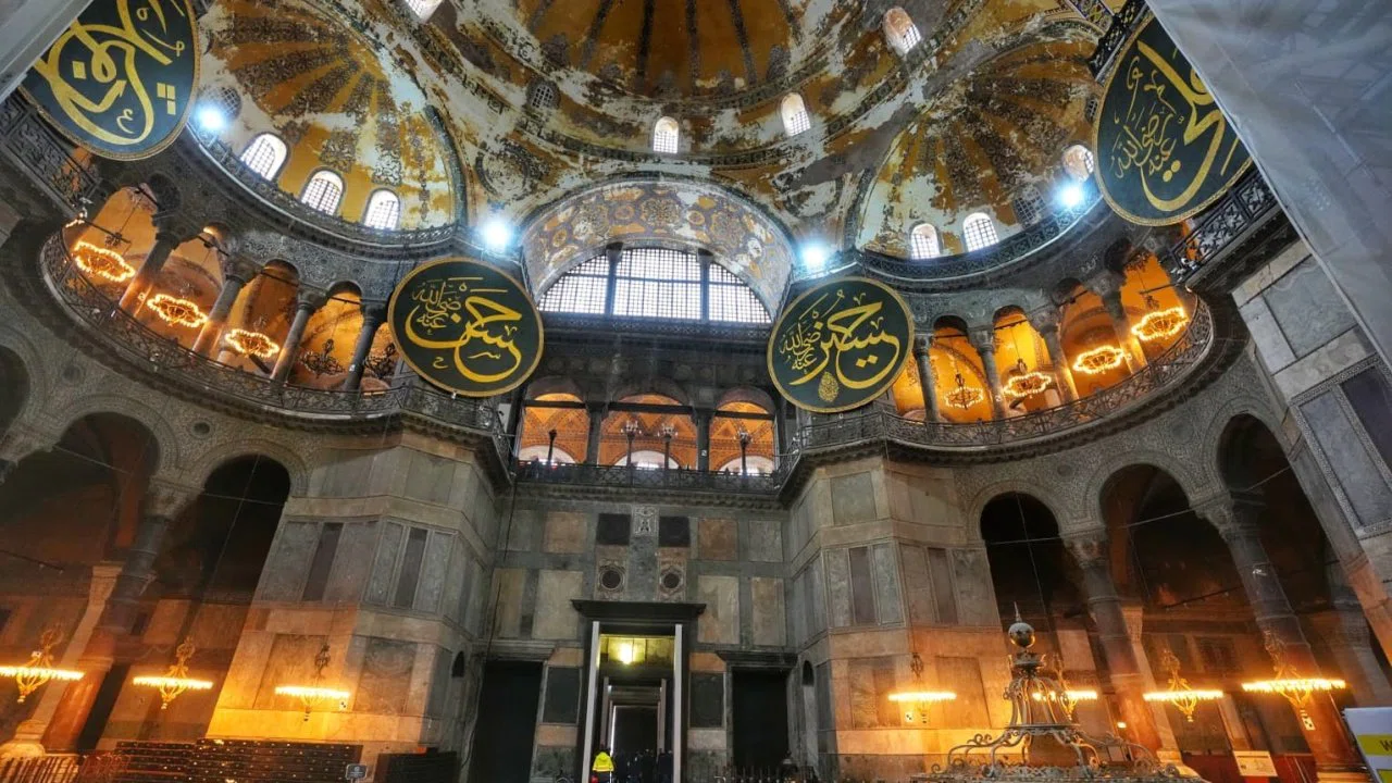 Bakan Ersoy açıkladı: "Ayasofya’da süreç devam ediyor, Sultanahmet’te çalışmalar tamamlandı"