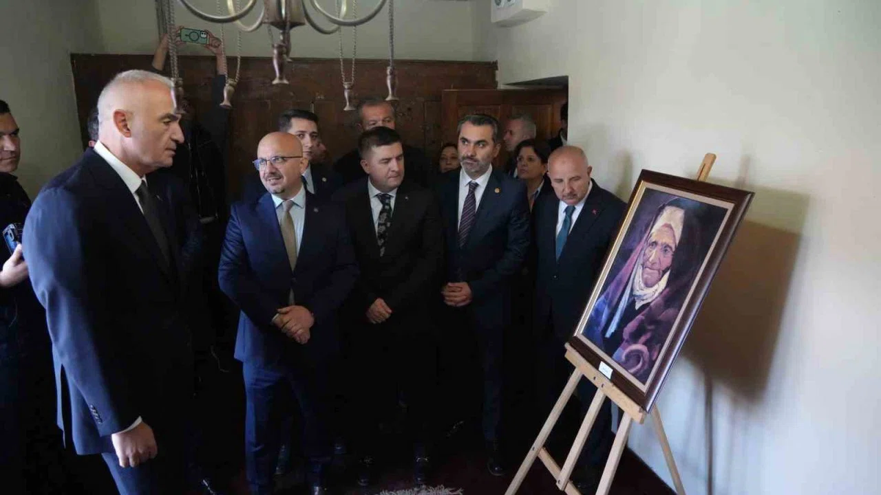 Bakan Ersoy, "Kralların Ressamı" Rahmi Pehlivanlı’nın eserlerini inceledi