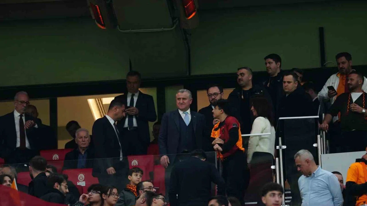 Bakan Osman Aşkın Bak, Galatasaray - Juventus maçını izledi
