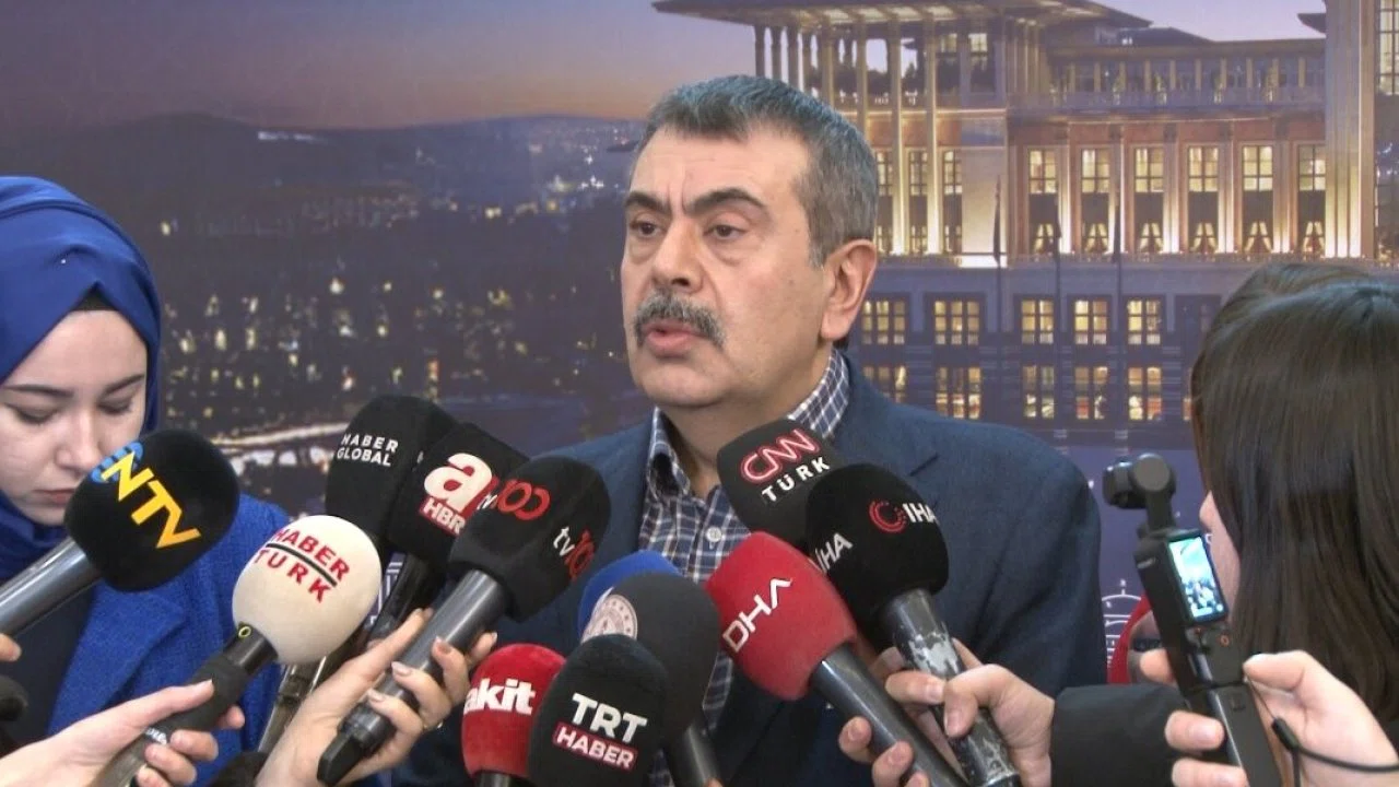 Bakan Tekin: "Ben Özgür Özel kadar midesi geniş bir adam değilim"