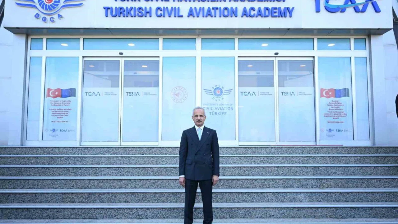 Bakan Uraloğlu: "Mart 2025’ten bu yana dijital başvuru sistemi ile 30 bin 750 yolcu hakkı başvurusunu elektronik ortamda ele aldık"