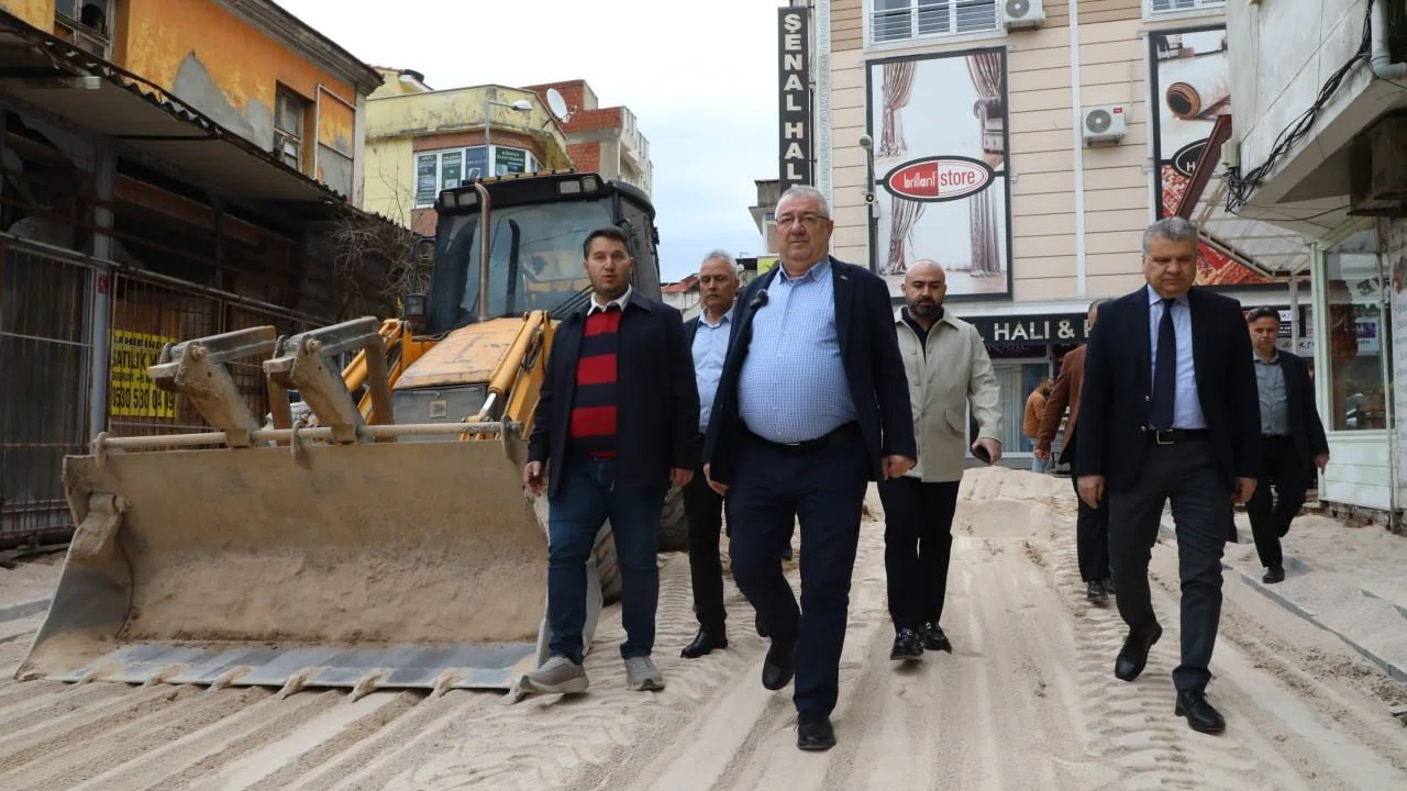 Başkan Ertaş sahaya indi; Edremit’te yol atağı